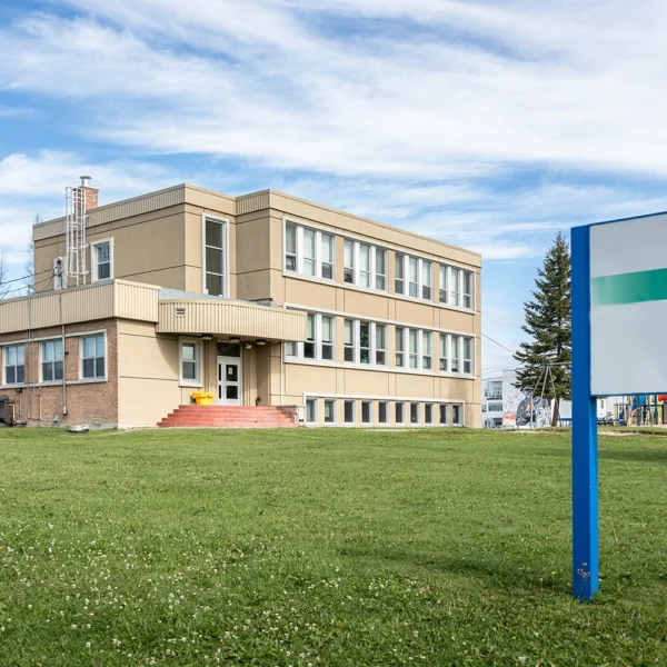 Vue extérieure de l'école primaire Christ-Roi, à Amos