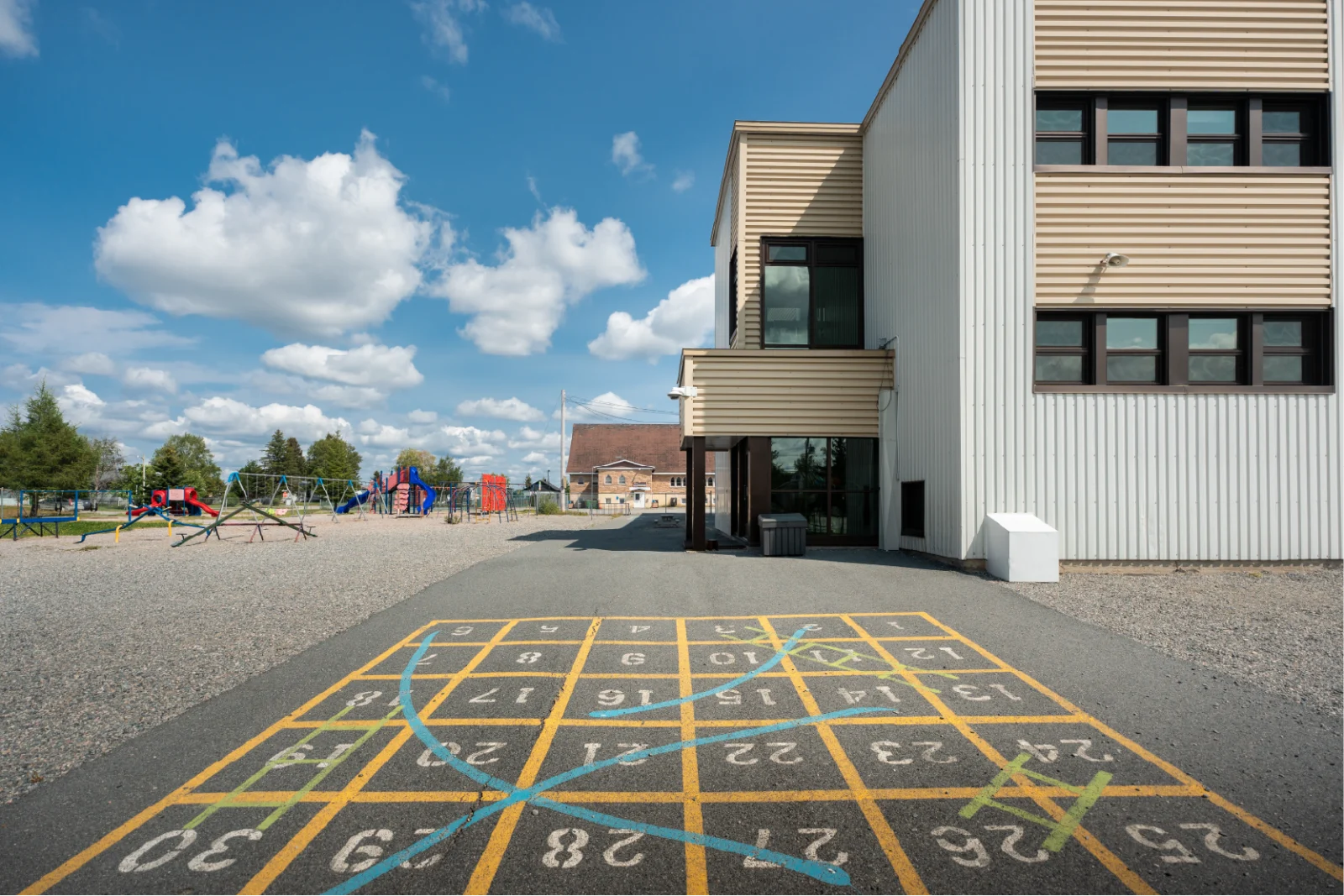 ecole-landrienne-cours-exterieur-jeux-cssh